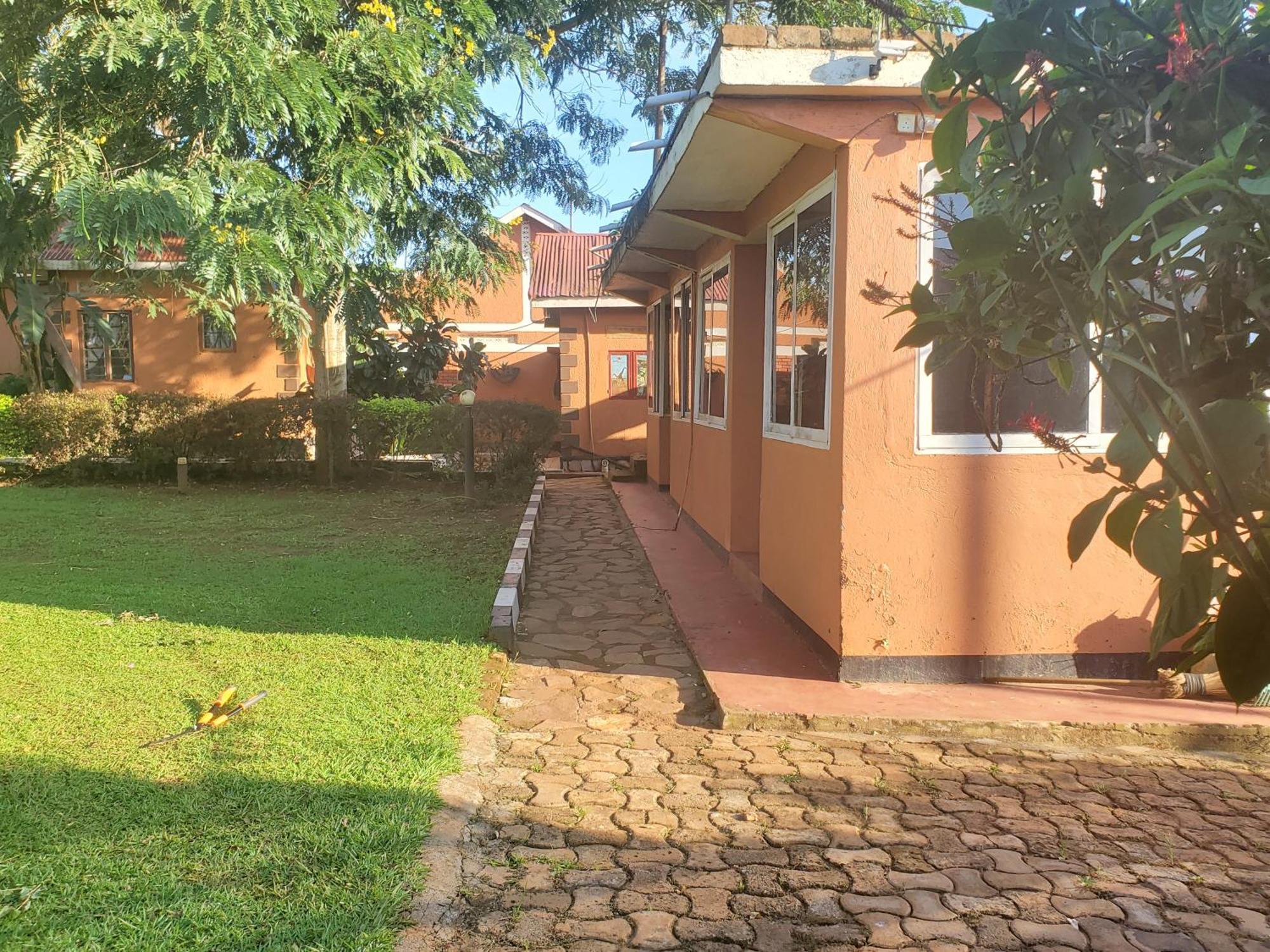 Gorilla African Guest House Entebbe Zewnętrze zdjęcie