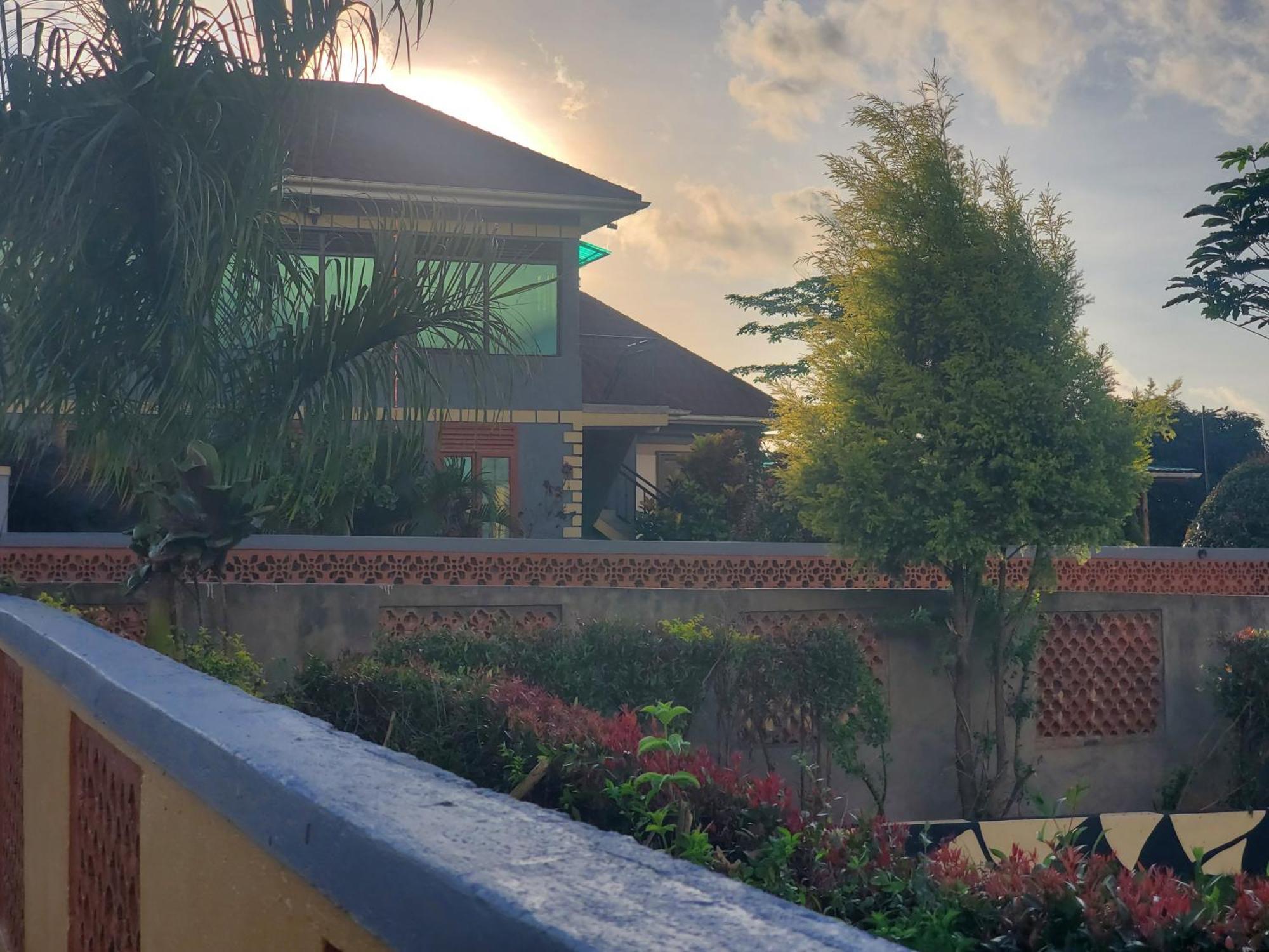 Gorilla African Guest House Entebbe Zewnętrze zdjęcie
