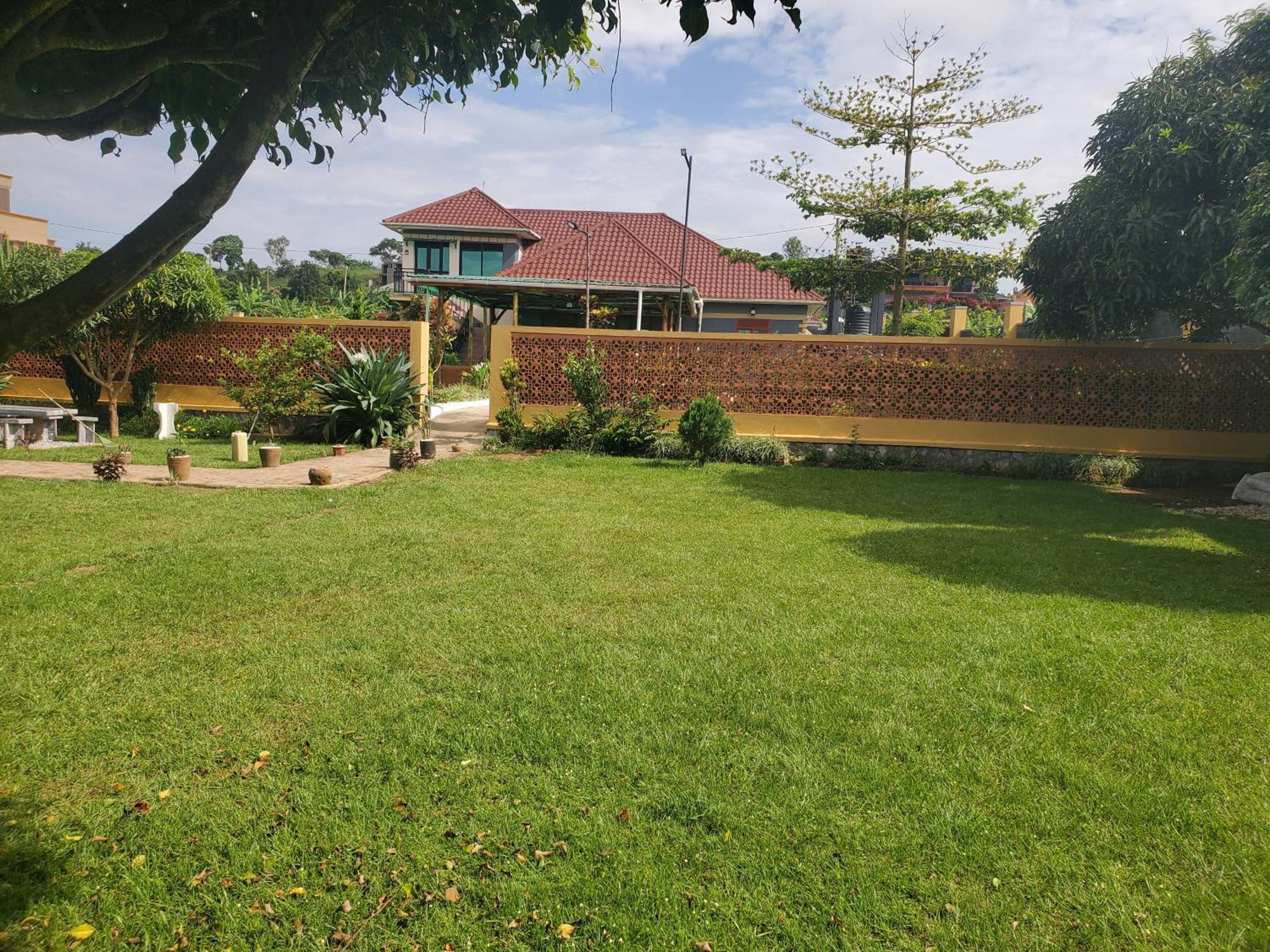 Gorilla African Guest House Entebbe Zewnętrze zdjęcie