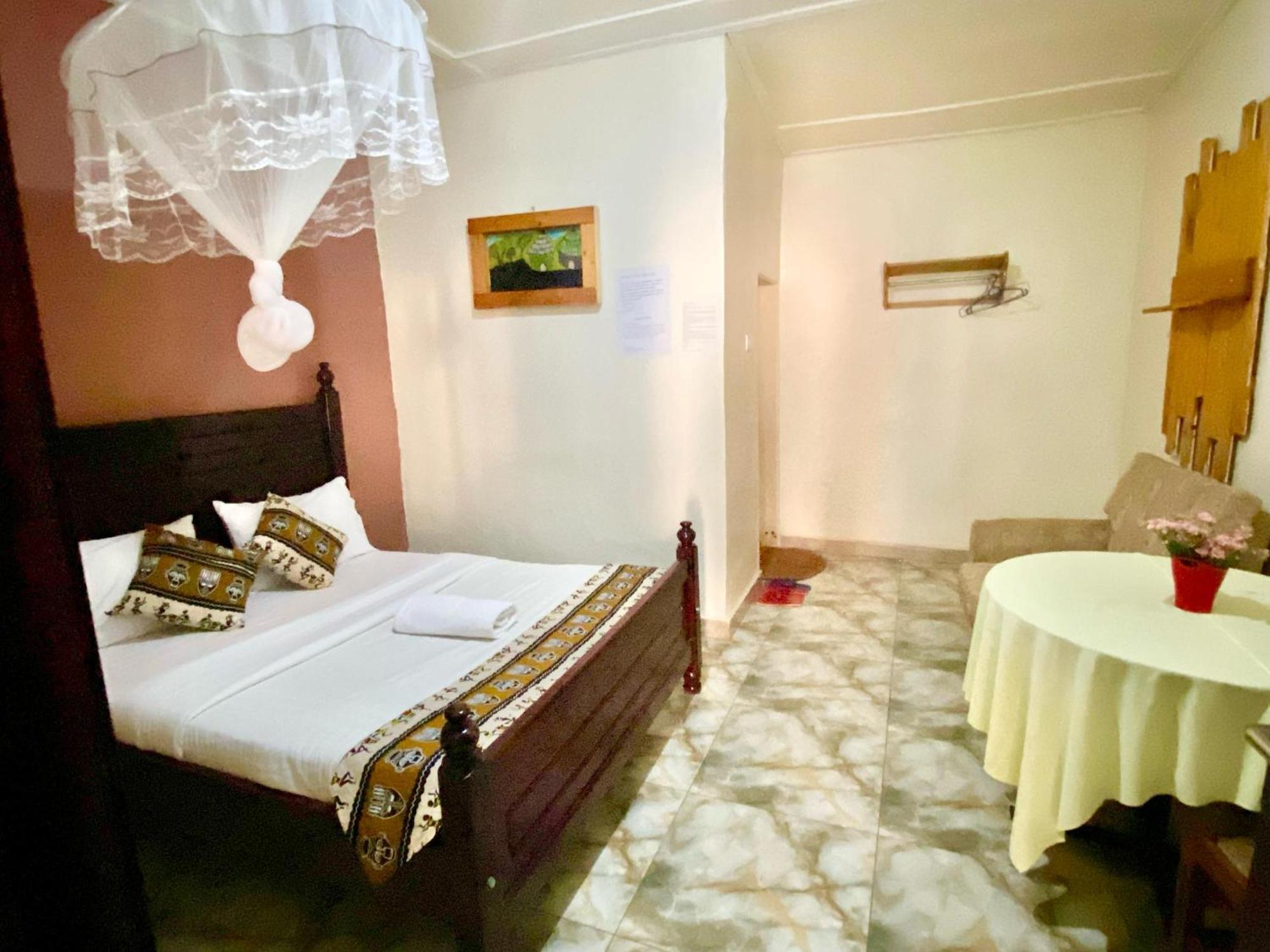 Gorilla African Guest House Entebbe Zewnętrze zdjęcie